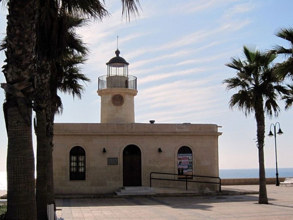 Exposición de cuadros de AEMA en el Faro de Roquetas de Mar
